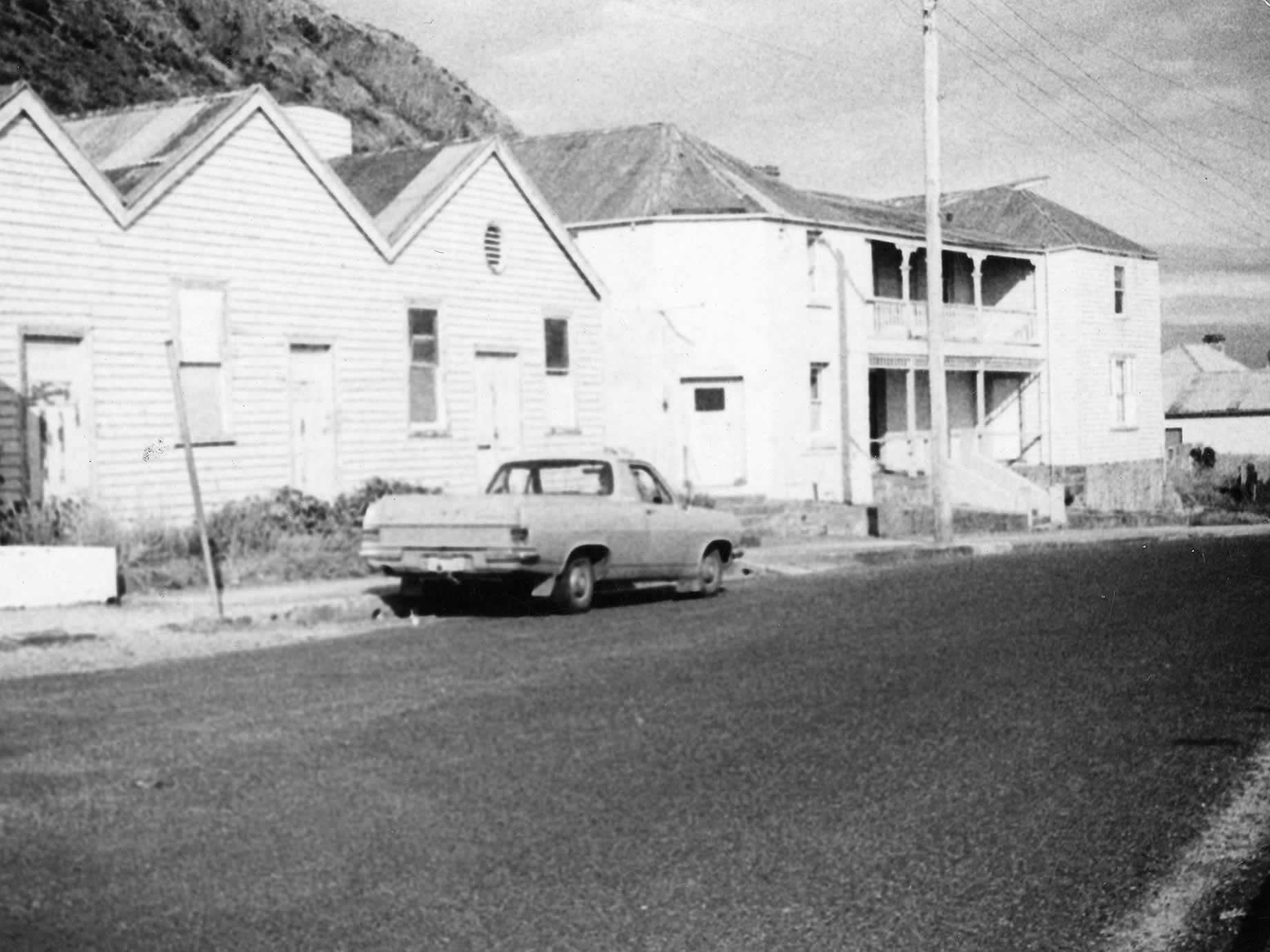 Source: Meg Eldridge The Bay View Hotel on the right, c1980
