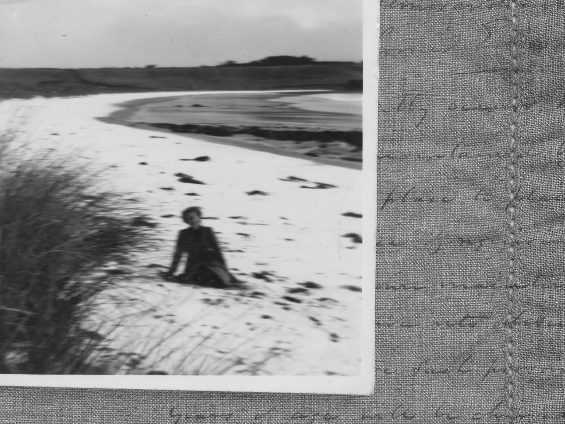 Un image rare de la neige sur la plage de Godfreys, avec Meg au premier plan, 1943