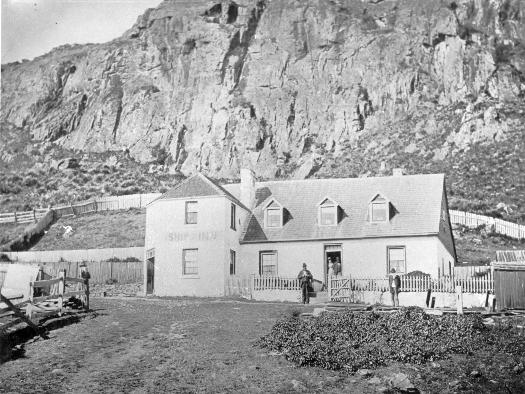 1849 年 Ship Inn 首次获得营业许可，1903 年被出售并改名为湾景旅馆