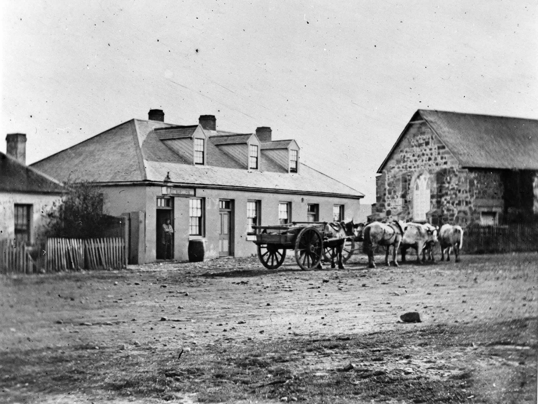 Cheval et charrette stationnés devant The Plough Inn, 1870