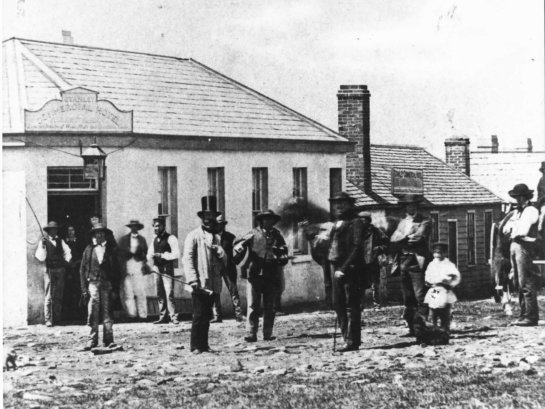 VDL Company 的房客聚集在商业旅馆外，1858 年
