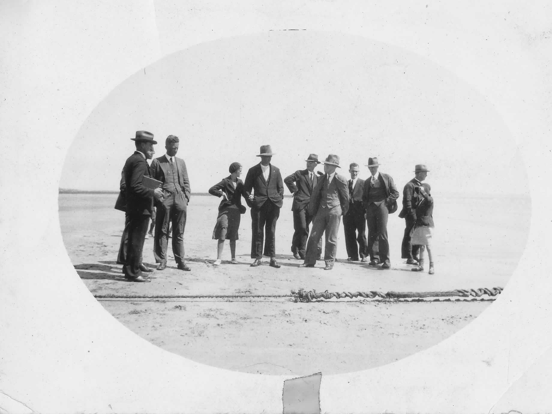 Schaulustige, darunter Meg in jungen Jahren, begutachten das Kabel, das 1936 von Apollo Bay in Victoria nach Stanley über King Island verlegt wurde